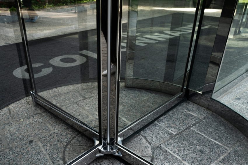Säkerhetskarusell i glas, entrélösning för kontorsbyggnader